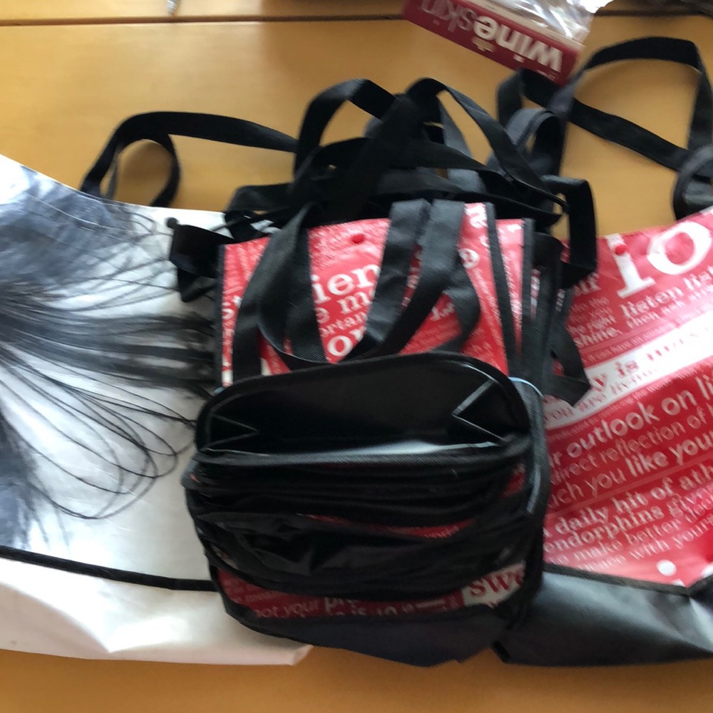 15 lululemon bags.